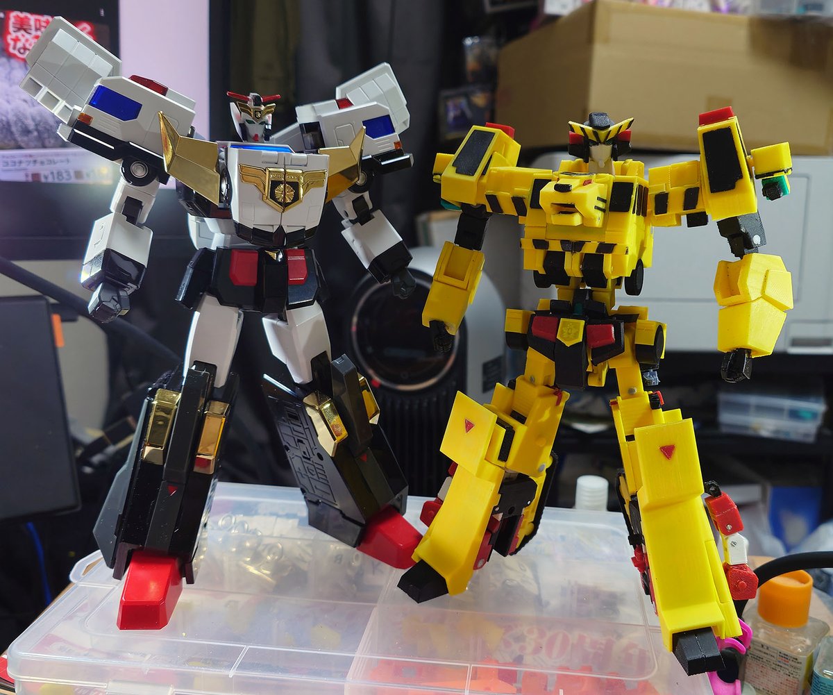 simeji_ya's tweet photo. アクション合金合わせ　ビルドタイガー

クレーンなんかを除いて完成!!

身長21.5cmくらい。
普段の80mmサイズも並べやすくていいのだけど
ロボ玩具はこれくらいのボリュームもよいですな。

せっかくだからDXビルドタイガーと並べてみたのは続きから https://t.co/VUmgKkjYaJ