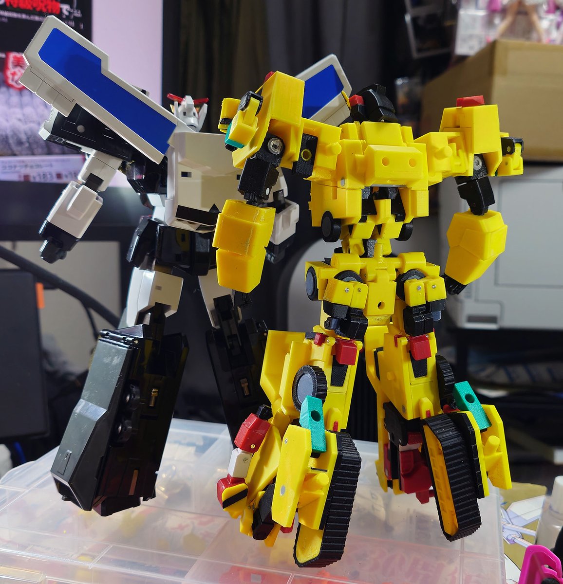 simeji_ya's tweet photo. アクション合金合わせ　ビルドタイガー

クレーンなんかを除いて完成!!

身長21.5cmくらい。
普段の80mmサイズも並べやすくていいのだけど
ロボ玩具はこれくらいのボリュームもよいですな。

せっかくだからDXビルドタイガーと並べてみたのは続きから https://t.co/VUmgKkjYaJ
