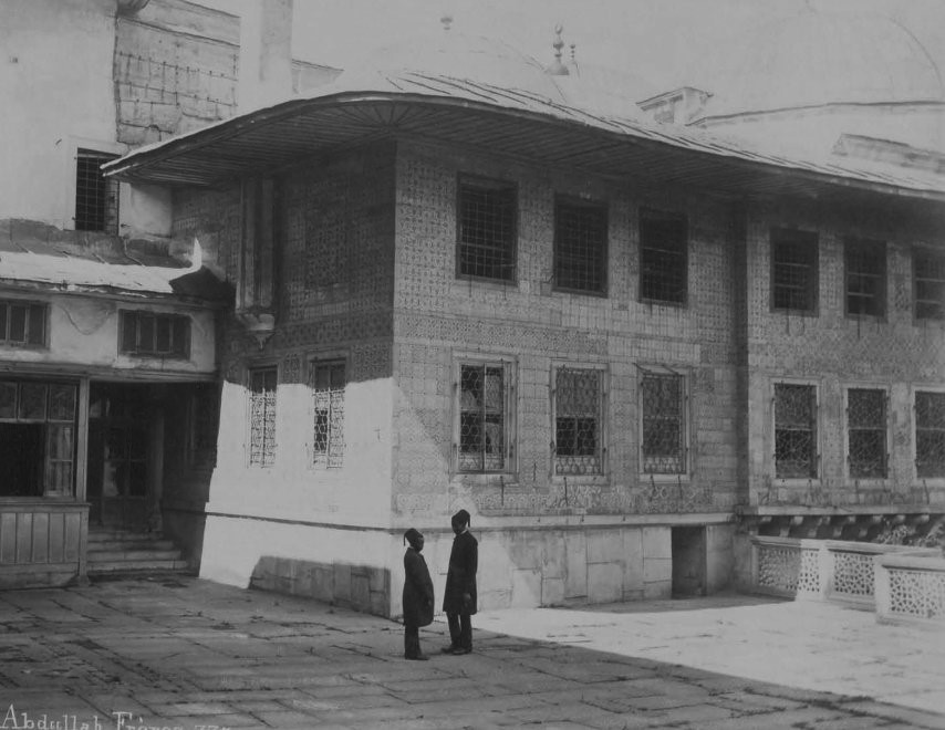 akademiktarihtr's tweet photo. Boş odaları bekleyen ağalar.

Topkapı Sarayı'ndaki ağalar, sarayın boşaltılmasından müzeye dönüştürülmesine kadar çalışmaya devam etmişlerdi. Bir zamanlar imparatorluğun kalbinin attığı yerde, artık boş odaların bekçiliğini yapıyorlardı. https://t.co/diICx9ZMIg