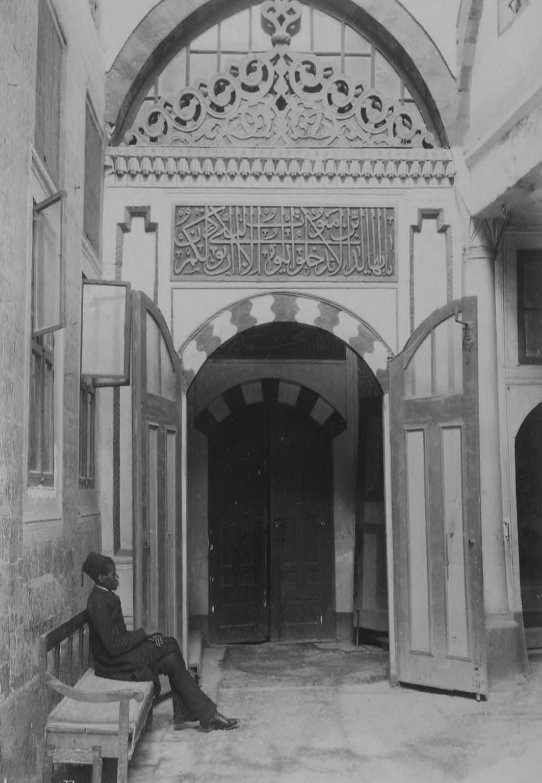 akademiktarihtr's tweet photo. Boş odaları bekleyen ağalar.

Topkapı Sarayı'ndaki ağalar, sarayın boşaltılmasından müzeye dönüştürülmesine kadar çalışmaya devam etmişlerdi. Bir zamanlar imparatorluğun kalbinin attığı yerde, artık boş odaların bekçiliğini yapıyorlardı. https://t.co/diICx9ZMIg
