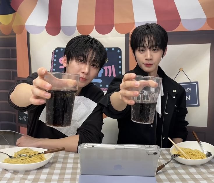STEHANWOO9's tweet photo. Where do broken hearts go?
To table no. 5 π
#HANWOO #AHOF https://t.co/FwJl5uKKXa
