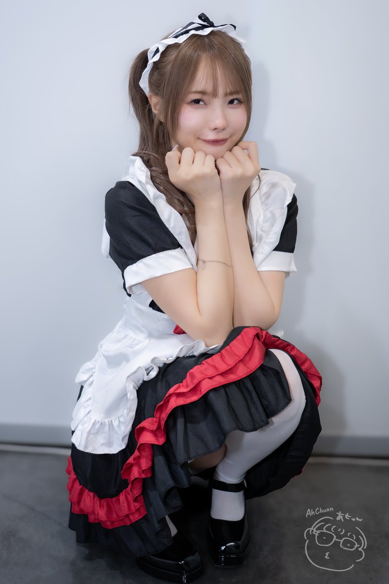 Ah_CHUAN1's tweet photo. 2026.07.05【Taipei Red Expo 2026】Day3-⑤
白いエプロンをつけたら、さらに可愛さアップ！
振り向いた姿も、正面から見ても、全部可愛すぎる😍

手の上に、Mellojoyもこっそり追加してみた！ 
いっちゃんにすごく似合ってるじゃん！

@MatuMoto_Ich1ka 
#松本いちか
#TRE2026 https://t.co/dTcVHjkvyo