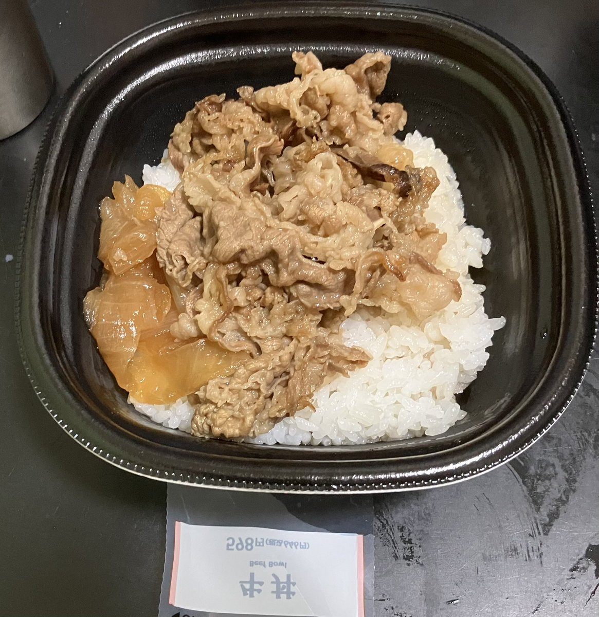 matsunoki_R's tweet photo. コンビニで半額だったから買った牛丼、食べ足りないので食べちゃうか
明日の夜飯候補だったのに笑 https://t.co/9iuLhTXMso