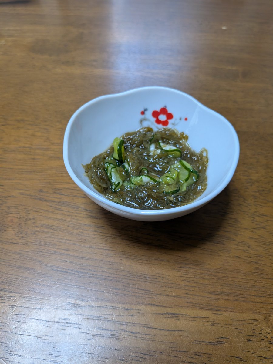 tetsyunb's tweet photo. DELISH KITCHEN簡単♪さっぱり♪めかぶの酢のものを作るつもりだったが、めかぶの出汁醤油をそのまま使いそこに塩で揉んだきゅうりをただ入れて作る。それでも、うまい。 https://t.co/BHAn1Wmu0H