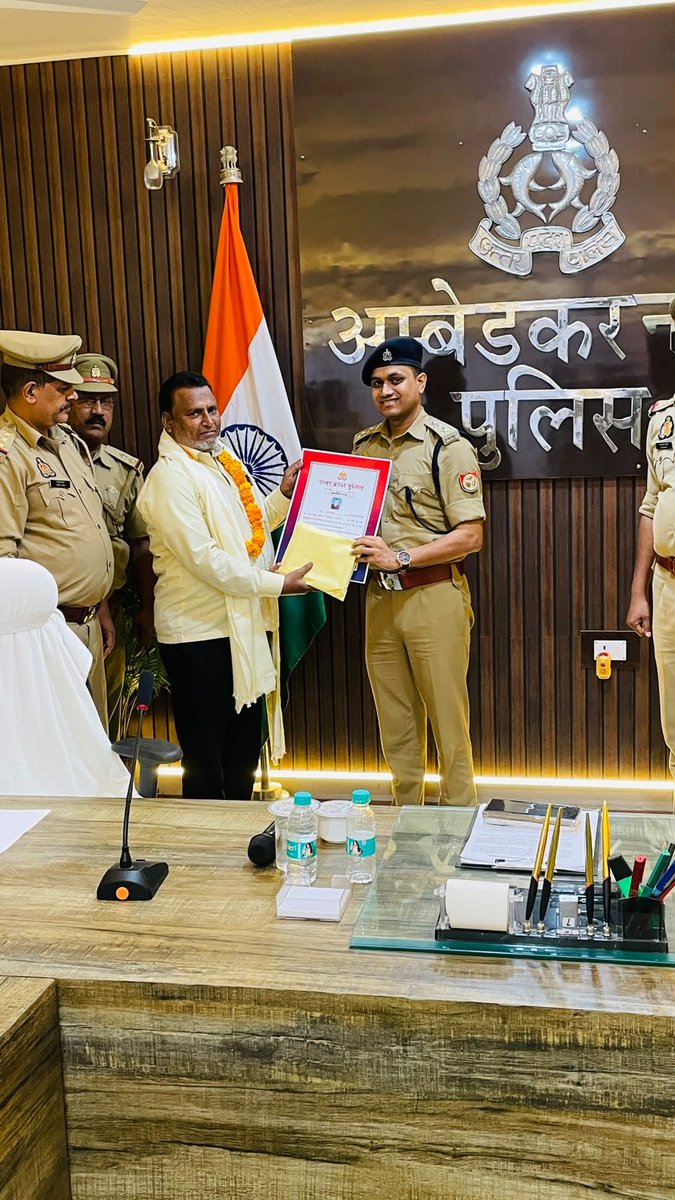 ambedkarnagrpol's tweet photo. आज दिनाँक को 31.07.2026 को पुलिस लाइन सभागार कक्ष में #CO_नगर श्री नितीश कुमार तिवारी द्वारा पुलिस विभाग से सेवानिवृत हुए 01 निरीक्षक , 02 उर्दू अनुवादक को सेवानिवृत के पश्चात जीवन के मंगलमय तथा दीर्घायु होने की शुभकामनाएं देते हुए दी गई भावभीनी विदाई ।
@prachiIPS
#UPPolice https://t.co/q55gr48tOf