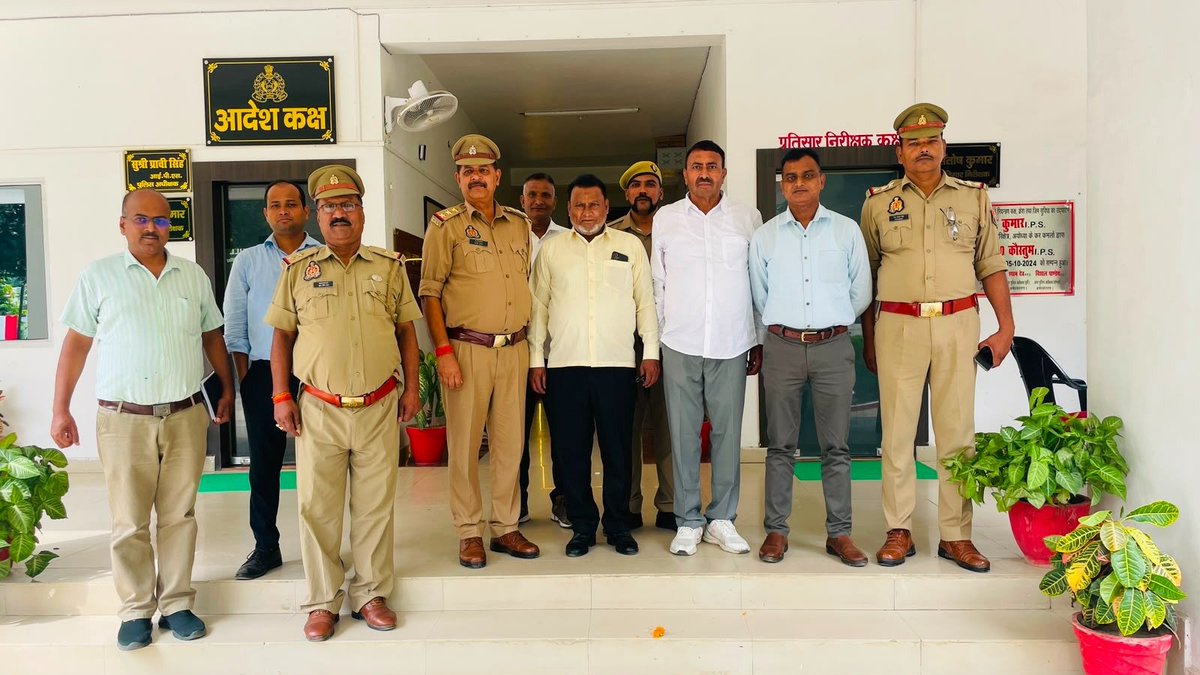 ambedkarnagrpol's tweet photo. आज दिनाँक को 31.07.2026 को पुलिस लाइन सभागार कक्ष में #CO_नगर श्री नितीश कुमार तिवारी द्वारा पुलिस विभाग से सेवानिवृत हुए 01 निरीक्षक , 02 उर्दू अनुवादक को सेवानिवृत के पश्चात जीवन के मंगलमय तथा दीर्घायु होने की शुभकामनाएं देते हुए दी गई भावभीनी विदाई ।
@prachiIPS
#UPPolice https://t.co/q55gr48tOf