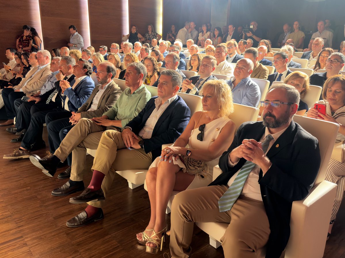 PPDipuJaen's tweet photo. 👉🏻Acompañamos a los nuevos delegados territoriales de la @JaenJunta en su toma de posesión.
💙Continuamos trabajando unidos para que la provincia de #Jaén siga avanzando hacia el futuro. https://t.co/mZTER0IyYv