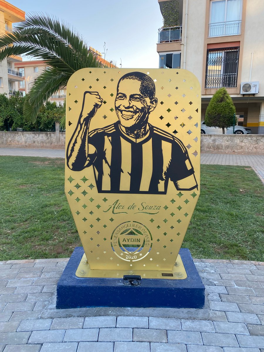 souvess's tweet photo. 💛💙 Aydın Fenerbahçeliler Derneği ve Efeler Belediyesi'nin katkılarıyla kullanıma sunulan parkta Alex de Souza, İbrahim Kutluay ve Can Bartu'nun da büstü yer aldı. https://t.co/gdnarW0aXv