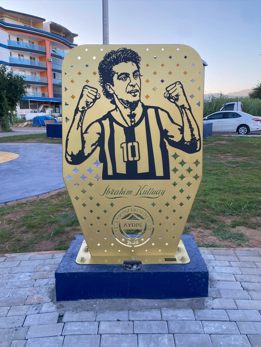 souvess's tweet photo. 💛💙 Aydın Fenerbahçeliler Derneği ve Efeler Belediyesi'nin katkılarıyla kullanıma sunulan parkta Alex de Souza, İbrahim Kutluay ve Can Bartu'nun da büstü yer aldı. https://t.co/gdnarW0aXv