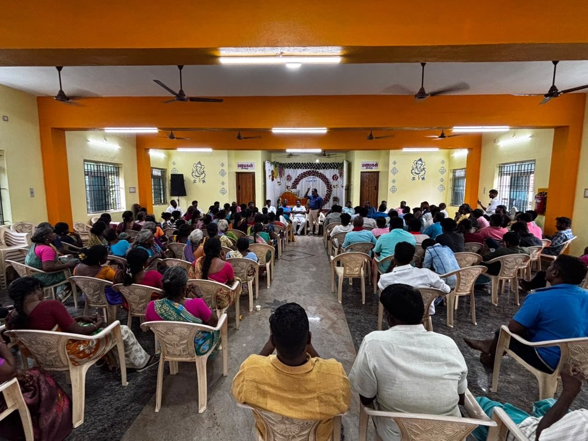 vckkaniamuthan's tweet photo. மதுரை-அய்யங்கோட்டையில்
விடுதலைச்சிறுத்தைகள் கொடியை
வருவாய்த்துறையினர் அகற்றியதை
எதிர்த்து போராடிய மக்கள் கைது செய்யப்பட்டு மண்டபத்தில் இருந்தனர்.

போராடியவர்கள் விடுதலையாகும் வரை முன்னணி நிர்வாகிகள் உடனிருந்தோம்.

#VCK https://t.co/E55d94JXWg