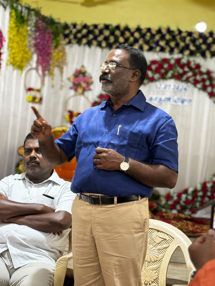 vckkaniamuthan's tweet photo. மதுரை-அய்யங்கோட்டையில்
விடுதலைச்சிறுத்தைகள் கொடியை
வருவாய்த்துறையினர் அகற்றியதை
எதிர்த்து போராடிய மக்கள் கைது செய்யப்பட்டு மண்டபத்தில் இருந்தனர்.

போராடியவர்கள் விடுதலையாகும் வரை முன்னணி நிர்வாகிகள் உடனிருந்தோம்.

#VCK https://t.co/E55d94JXWg