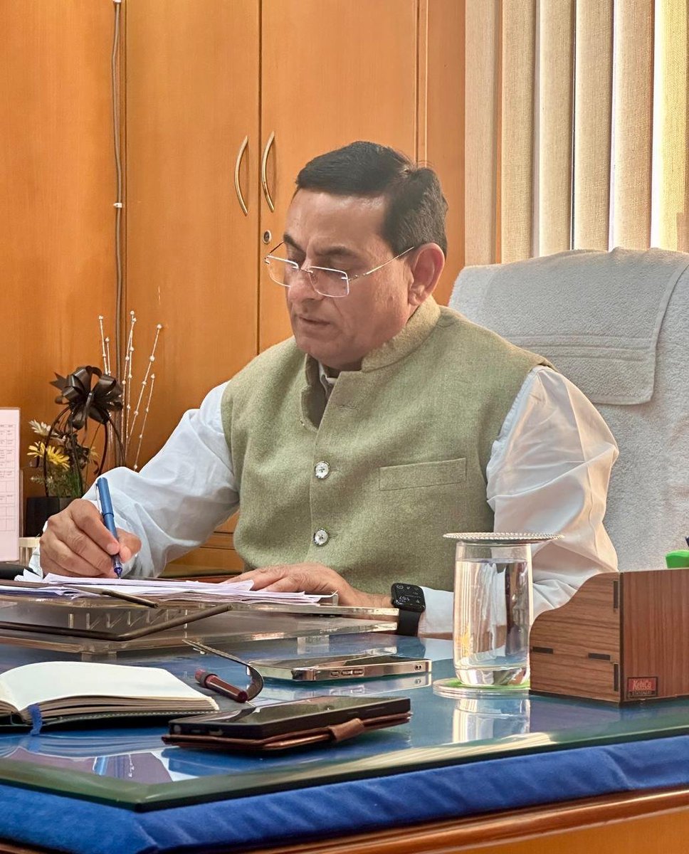 Dinesh24012838's tweet photo. शिक्षा निदेशक #सीताराम जाट जी आज सेवानिवृत हो रहे हैं  आपने अपने कार्यकाल में ऐतिहासिक कार्य कार्य किए 
अपने कार्यकाल में आज के जनरेशन की most important एजुकेशन #कंप्यूटर शिक्षा का अन्य राज्यों के केडर के समान केडर निर्माण नहीं कर सकें वेतन असमानता दूर नहीं किये 
 @rajeduofficial https://t.co/uBDsJ30YCz