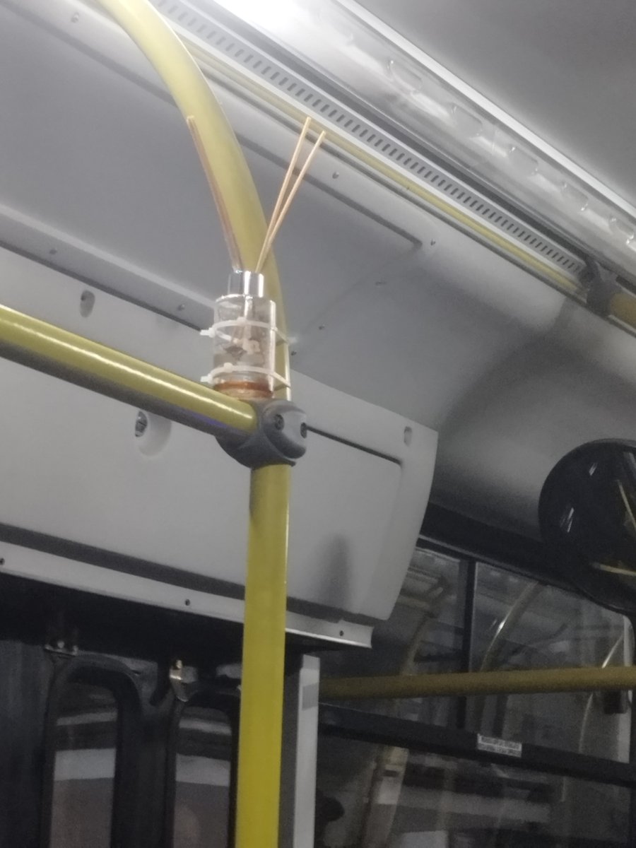 GaboGAG's tweet photo. El colectivero le puso esencias aromáticas al bondi, en el primer mundo no se consigue. https://t.co/fLql8oB9VE
