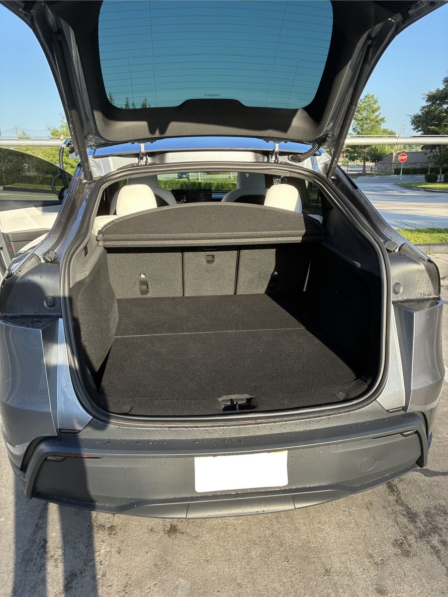 DigitalDaisyX's tweet photo. The Tesla Model Y is seriously underrated when it comes to space. 

You can fit an unbelievable amount of stuff in this thing. https://t.co/teHX2h5mkr