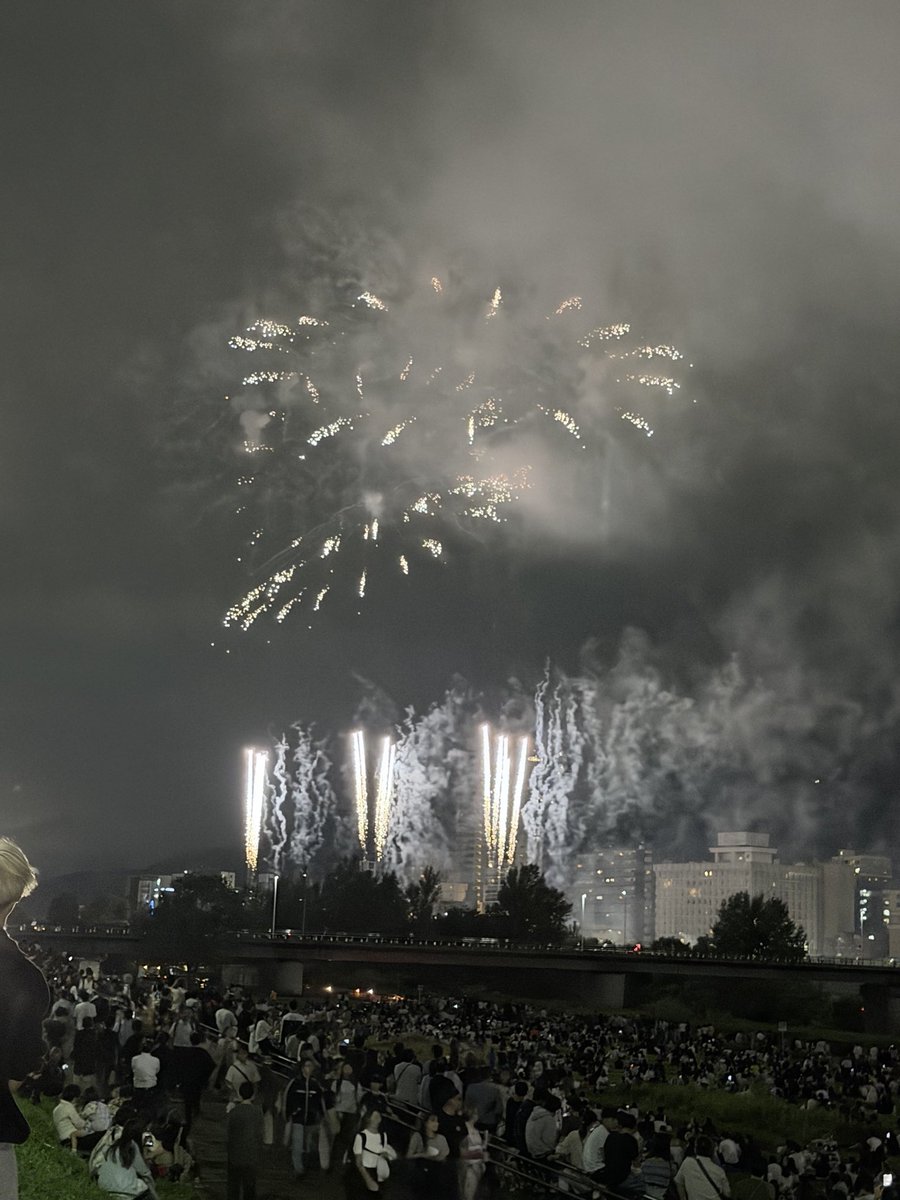 KJOoOJK's tweet photo. 創成川で花火大会 https://t.co/QVNdZFgcKn