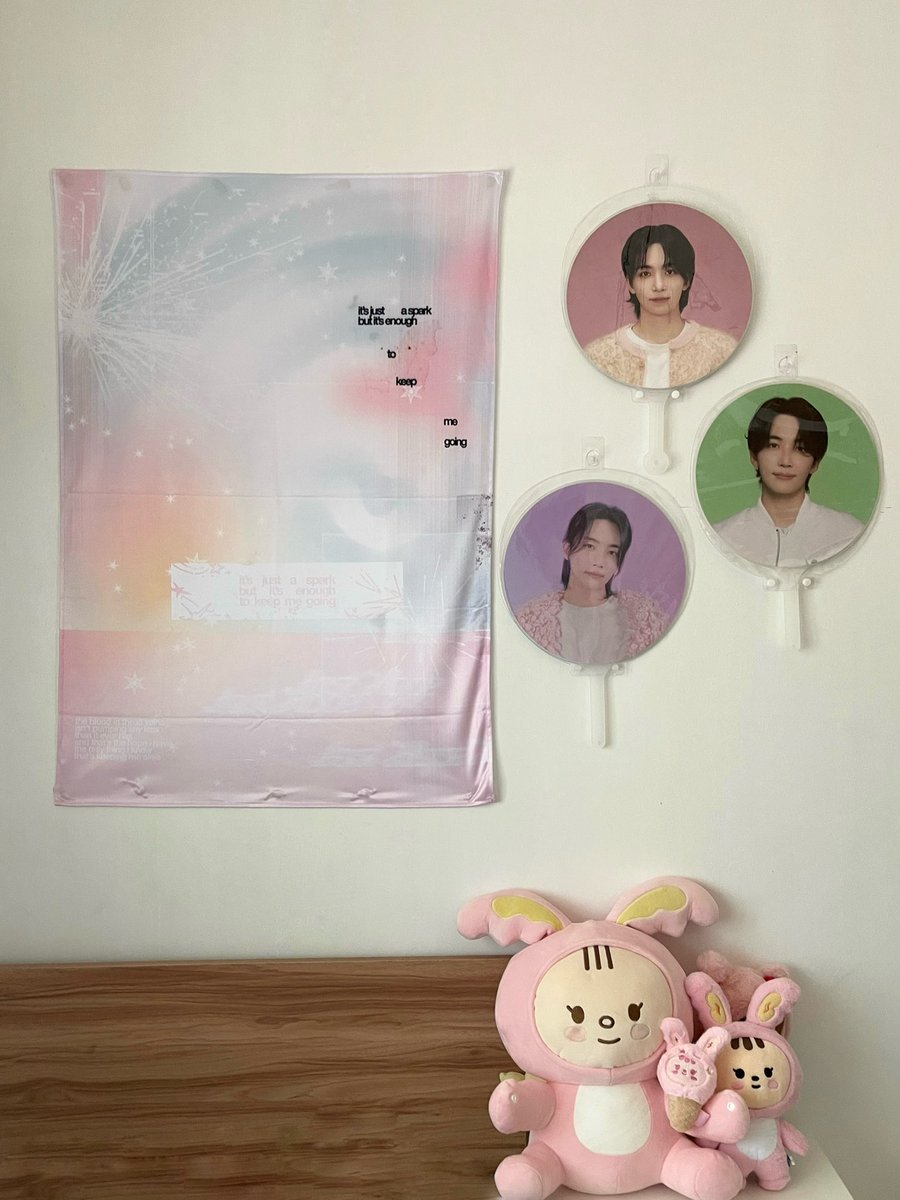 hanniesideup's tweet photo. i finally had the chance to organize and decorate my room ⋆✴︎˚｡⋆ https://t.co/LYKSNMy2a9
