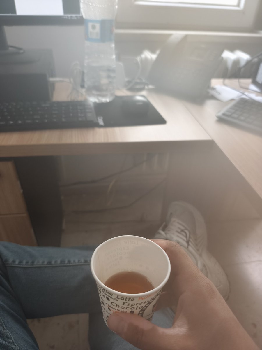 Halilyigitt95's tweet photo. Sıcaktan buharlaştık ama rutin çayımıza devam. https://t.co/6BZYU2Yn7d