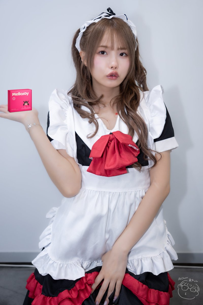 Ah_CHUAN1's tweet photo. 2026.07.05【Taipei Red Expo 2026】Day3-⑤
白いエプロンをつけたら、さらに可愛さアップ！
振り向いた姿も、正面から見ても、全部可愛すぎる😍

手の上に、Mellojoyもこっそり追加してみた！ 
いっちゃんにすごく似合ってるじゃん！

@MatuMoto_Ich1ka 
#松本いちか
#TRE2026 https://t.co/dTcVHjkvyo