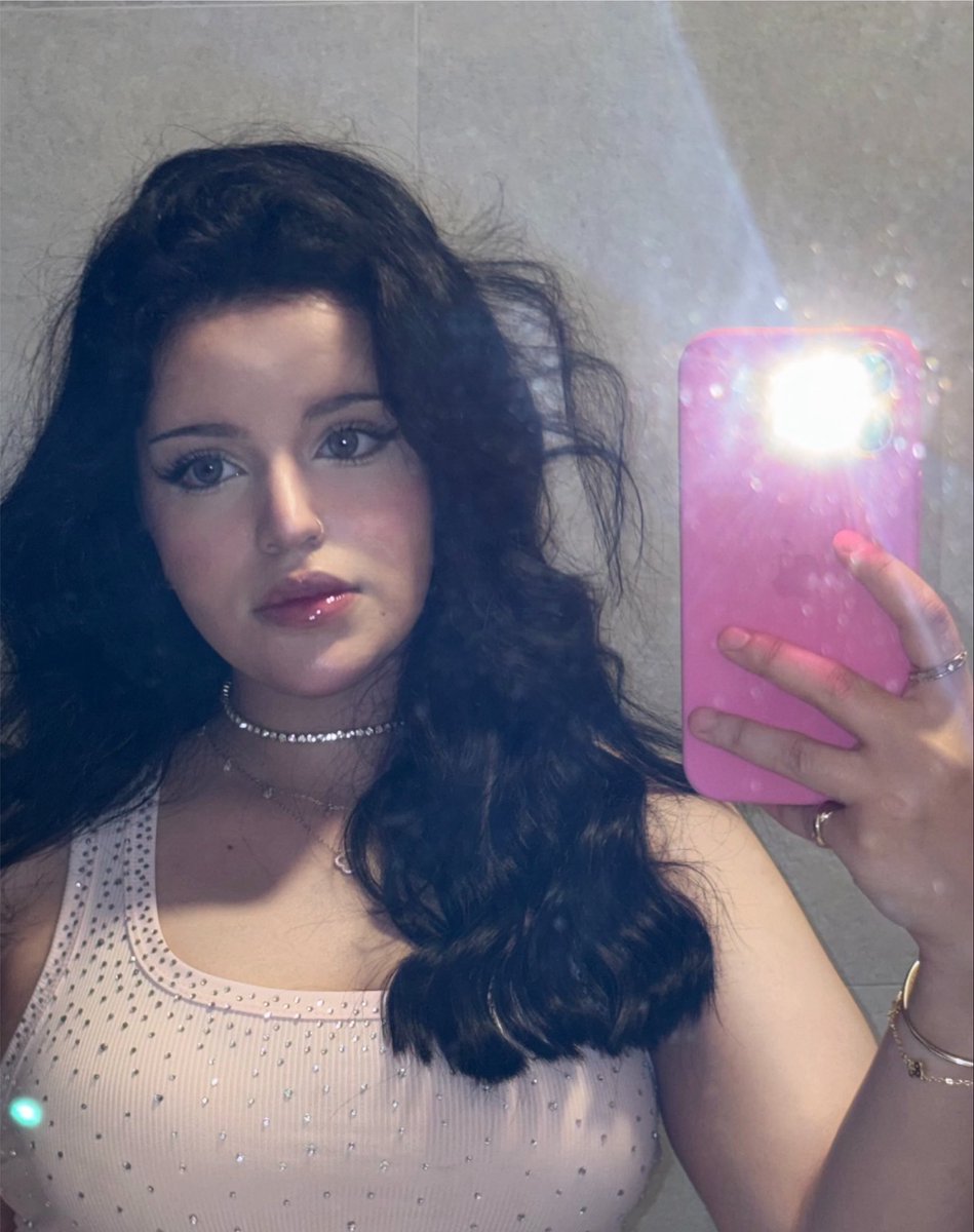divadalin's tweet photo. Angels have black hair https://t.co/rM5PYnFhrW