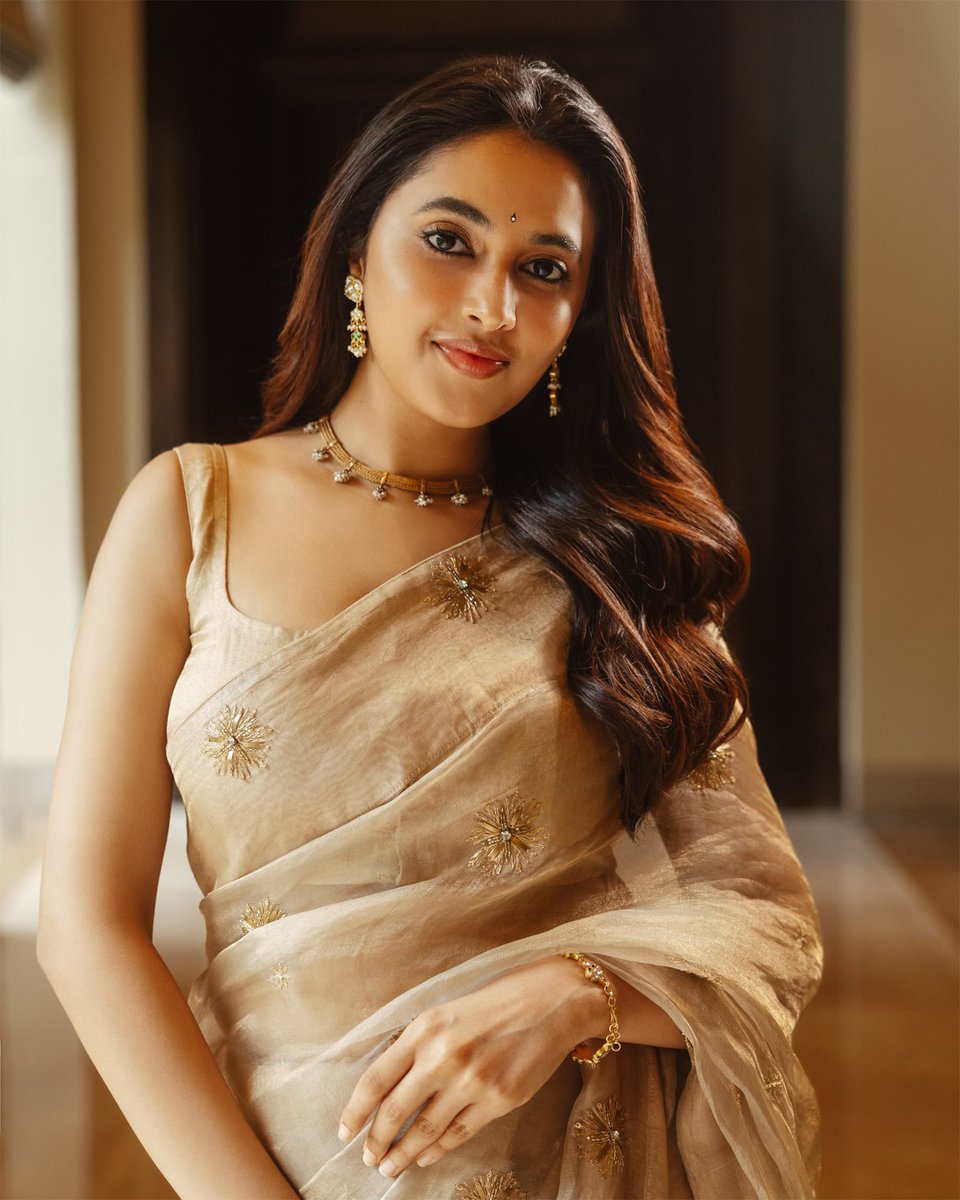 KAstories19's tweet photo. WHORE MAFIA SEASON 1 
EPISODE  9

Priyanka amulya ni arrest CHESI ventane anushka dhaggara ki tiskellindi akkada ki vellaka
Priyanka:mam arrest chesa amulya tho paatu inkonthamandi kuda 
Anushka:Good job Priyanka 
Amulya:osey lanja priyanka nannu intha mosam chesthava https://t.co/UYNcL42BHB