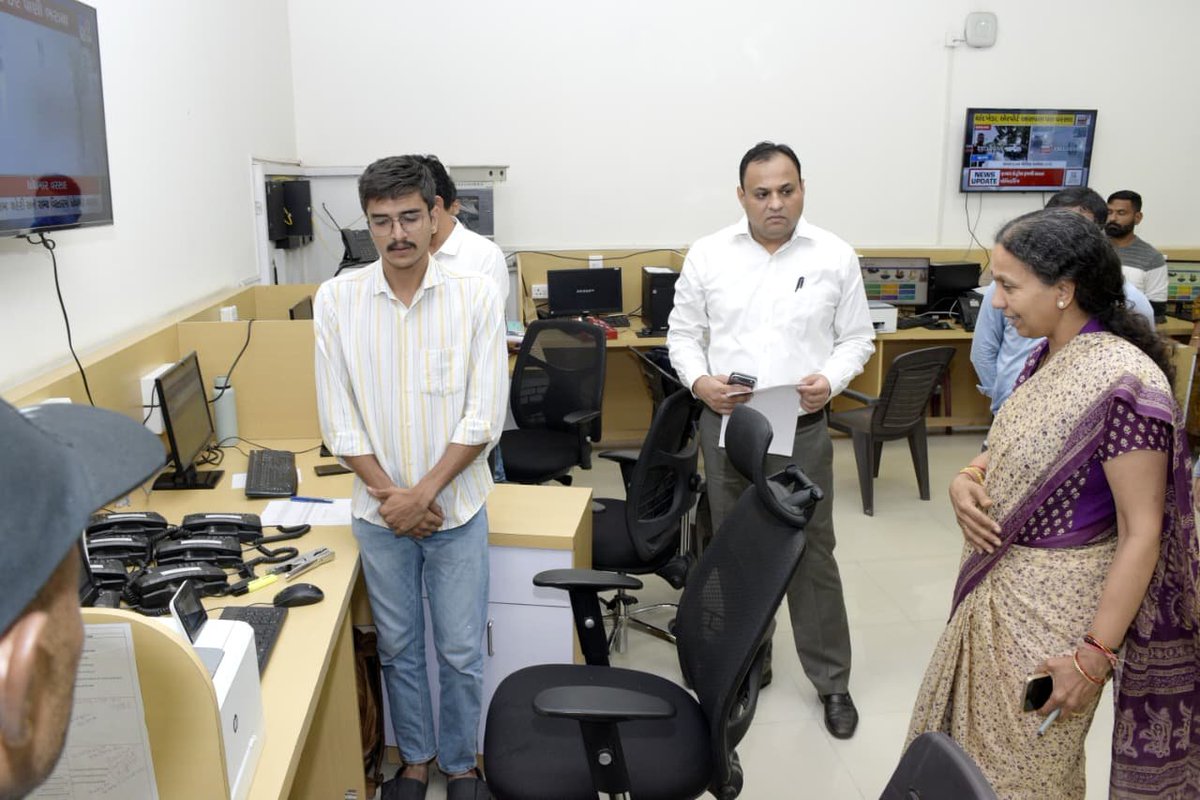 DDNewsGujarati's tweet photo. ➡️રાજ્યમાં ભારે વરસાદની આગાહીને પગલે મહેસૂલ વિભાગના અધિક મુખ્ય સચિવ ડૉ. જયંતિ રવીએ SEOCની મુલાકાત લઈ સ્થિતિની સમીક્ષા કરી

➡️તમામ ટીમોને ૨૪×૭ એલર્ટ મોડ પર રહેવા માર્ગદર્શન પૂરું પાડ્યું

#GujaratRains #SEOC #Monsoon2026 #DisasterManagement #GujaratWeather https://t.co/AkwM7lEkvT