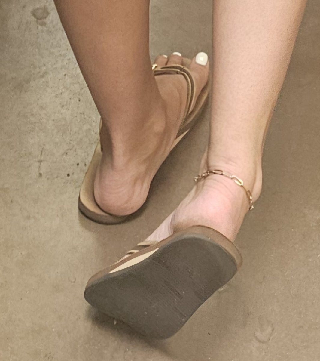 RandomFeetGuy's tweet photo. Moneyshot of this college girl with nice long feet https://t.co/Qo4MEmaXUt