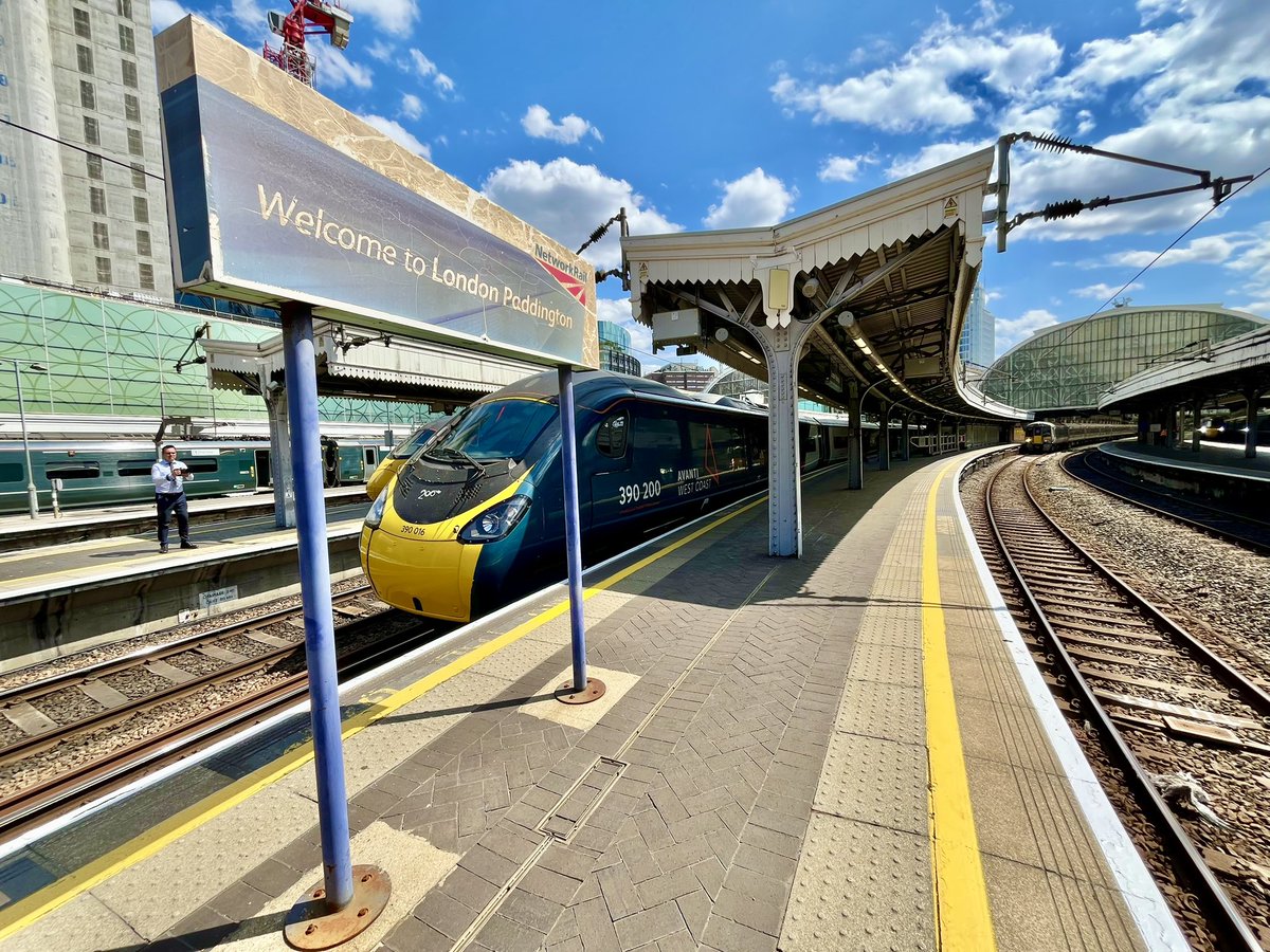 philatrail's tweet photo. And here’s the Pendolino from the country end of Paddington. It’s here to bring down the curtain on Railway 200 with GWR 800012 named alongside to commemorate last year’s Greatest Gathering at Derby. https://t.co/H48ZLxmVGw