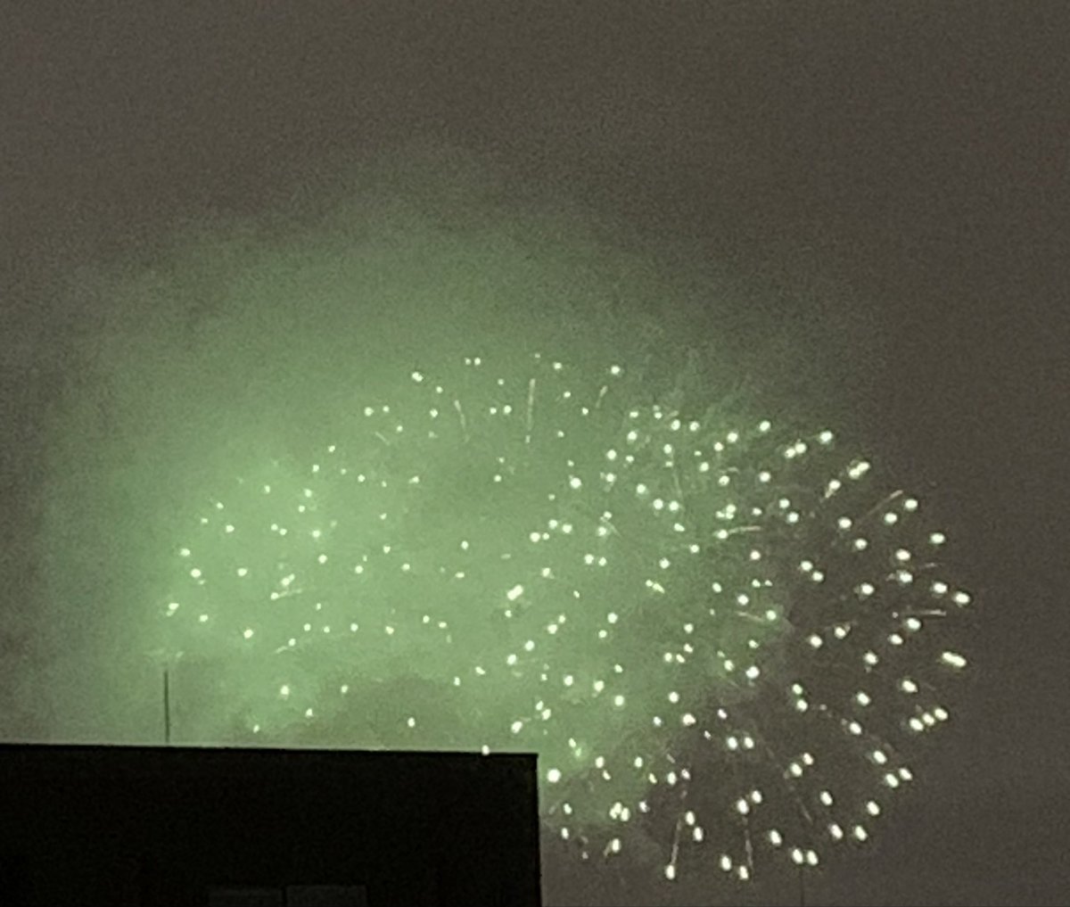 akooooking's tweet photo. 今年も道新花火大会見れました🎇☺️
小雨で寒かったけど大輪の花はお見事！ https://t.co/J1kXxIO5ir