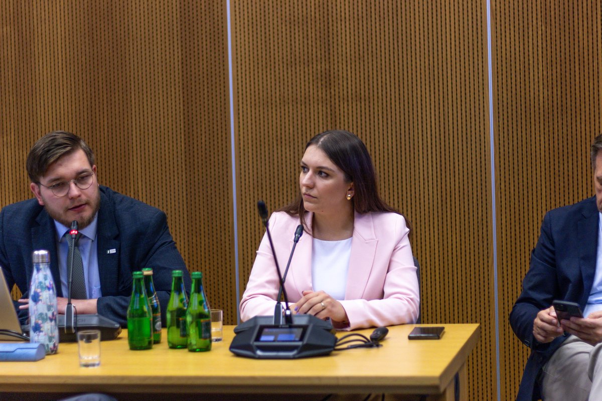 ZPPnetpl's tweet photo. Ruszyły prace Poselskiego Zespołu ds. Inkluzywności w zatrudnianiu! 🏛️

Za nami I posiedzenie Poselskiego Zespołu ds. Inkluzywności w zatrudnianiu w @KancelariaSejmu, w którym jako Koalicja "Inkluzywni w zatrudnianiu" mieliśmy przyjemność uczestniczyć. Zaprezentowaliśmy parlamentarzystom nasz Manifest oraz postulaty legislacyjne - utworzenie Funduszu na rzecz Inkluzywności w Zatrudnianiu oraz deregulację Zakładowego Funduszu Świadczeń Socjalnych, które mogłyby realnie wspierać pracodawców w dostosowywaniu miejsc pracy.

Rozpoczynamy konstruktywną, ponadpartyjną dyskusję o wyeliminowaniu barier na rynku pracy. Cieszymy się, że możemy być jej częścią! 🤝

Serdecznie dziękujemy Pani Posłance Aleksandrze Kot @_olakot za zainicjowanie prac Zespołu, zaproszenie nas do wspólnej dyskusji oraz otwartość na postulaty Koalicji.
Bardzo dziękujemy również za zaproszenie nas do obrad wszystkim Posłom: Izabela Bodnar @BodnarIzabela, Robert Jagła @R_Jagla_PoselRP, Barbara Okuła, Elżbieta Burkiewicz, Małgorzata Gromadzka, Agnieszka Ścigaj @AgaScigaj, Adam Gomoła, Piotr Kandyba @KandybaPiotr, Joanna Wicha oraz Urszula Pasławska.

Dziękujemy również członkom Koalicji, którzy uczestniczyli we wczorajszej dyskusji:
USP Zdrowie @USP_Zdrowie, Servier Polska, Provident @Provident_PL, Amazon @amazon, Jooble Polska @Jooble_Jobs, Mamo Pracuj, Rodzic w Mieście, Polskie Towarzystwo Stwardnienia Rozsianego, EPI-Bohater, Instytut Emerytalny, The Invisible, Fundacja ADHD, Fundacja Jim, asperIT, Fundacja Forum Prawa i Gospodarki, Urząd Pracy https://t.co/NvgQVOBded. Warszawy, Eduwersum, Fundacja im. XBW Ignacego Krasickiego.

Zapraszamy do zapoznania się z informacją prasową z wydarzenia: https://t.co/x7Q77O5xpO

🔗 Zobacz nasz manifest i dołącz do Koalicji: https://t.co/WQochILGAq

#ZatrudniamInkluzywnie #InkluzywniWZatrudnianiu #KażdyTalentNaWagęZłota #SejmRP #Legislacja #RynekPracy #Inkluzywność #DEI