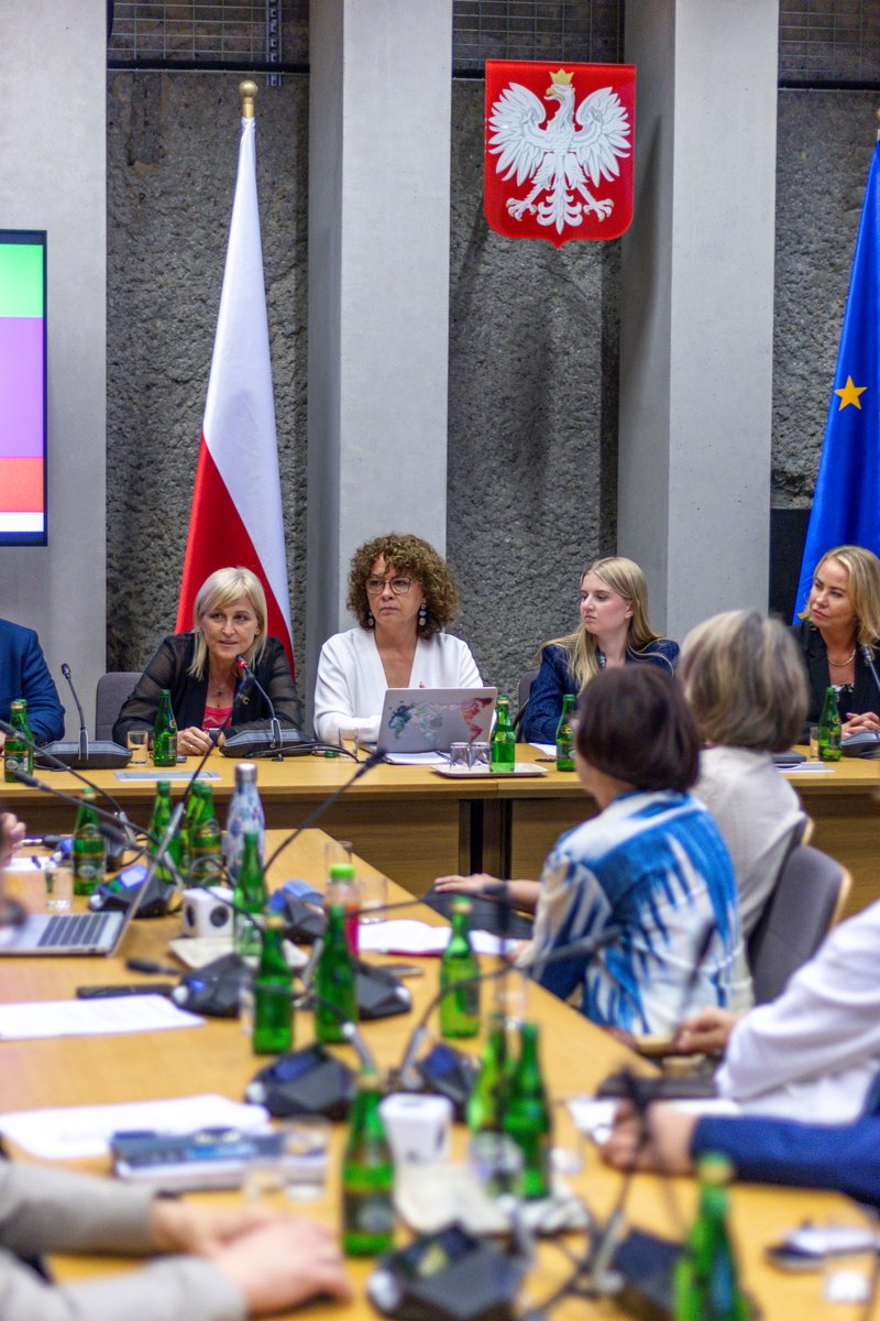 ZPPnetpl's tweet photo. Ruszyły prace Poselskiego Zespołu ds. Inkluzywności w zatrudnianiu! 🏛️

Za nami I posiedzenie Poselskiego Zespołu ds. Inkluzywności w zatrudnianiu w @KancelariaSejmu, w którym jako Koalicja "Inkluzywni w zatrudnianiu" mieliśmy przyjemność uczestniczyć. Zaprezentowaliśmy parlamentarzystom nasz Manifest oraz postulaty legislacyjne - utworzenie Funduszu na rzecz Inkluzywności w Zatrudnianiu oraz deregulację Zakładowego Funduszu Świadczeń Socjalnych, które mogłyby realnie wspierać pracodawców w dostosowywaniu miejsc pracy.

Rozpoczynamy konstruktywną, ponadpartyjną dyskusję o wyeliminowaniu barier na rynku pracy. Cieszymy się, że możemy być jej częścią! 🤝

Serdecznie dziękujemy Pani Posłance Aleksandrze Kot @_olakot za zainicjowanie prac Zespołu, zaproszenie nas do wspólnej dyskusji oraz otwartość na postulaty Koalicji.
Bardzo dziękujemy również za zaproszenie nas do obrad wszystkim Posłom: Izabela Bodnar @BodnarIzabela, Robert Jagła @R_Jagla_PoselRP, Barbara Okuła, Elżbieta Burkiewicz, Małgorzata Gromadzka, Agnieszka Ścigaj @AgaScigaj, Adam Gomoła, Piotr Kandyba @KandybaPiotr, Joanna Wicha oraz Urszula Pasławska.

Dziękujemy również członkom Koalicji, którzy uczestniczyli we wczorajszej dyskusji:
USP Zdrowie @USP_Zdrowie, Servier Polska, Provident @Provident_PL, Amazon @amazon, Jooble Polska @Jooble_Jobs, Mamo Pracuj, Rodzic w Mieście, Polskie Towarzystwo Stwardnienia Rozsianego, EPI-Bohater, Instytut Emerytalny, The Invisible, Fundacja ADHD, Fundacja Jim, asperIT, Fundacja Forum Prawa i Gospodarki, Urząd Pracy https://t.co/NvgQVOBded. Warszawy, Eduwersum, Fundacja im. XBW Ignacego Krasickiego.

Zapraszamy do zapoznania się z informacją prasową z wydarzenia: https://t.co/x7Q77O5xpO

🔗 Zobacz nasz manifest i dołącz do Koalicji: https://t.co/WQochILGAq

#ZatrudniamInkluzywnie #InkluzywniWZatrudnianiu #KażdyTalentNaWagęZłota #SejmRP #Legislacja #RynekPracy #Inkluzywność #DEI