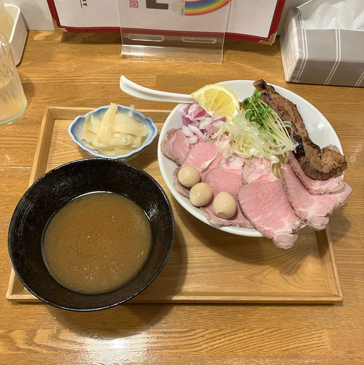 MKT42597248's tweet photo. 麺屋にじ丸
『にじ丸つけめん』麺マシ
レアチャ×2
ガリ

肉食べてる感抜群な焼豚としっとり鮮やかなレアチャに心底癒されつつ
ギュッと凝縮された鶏豚の旨味が口の中で残る濃厚つけ汁が絡む中太麺を心ゆくまですする…堪らん…
ガリとレモンで味変しつつ最後まで美味しく完食完飲

ご馳走様でした♪ https://t.co/NTlO6HEcXq
