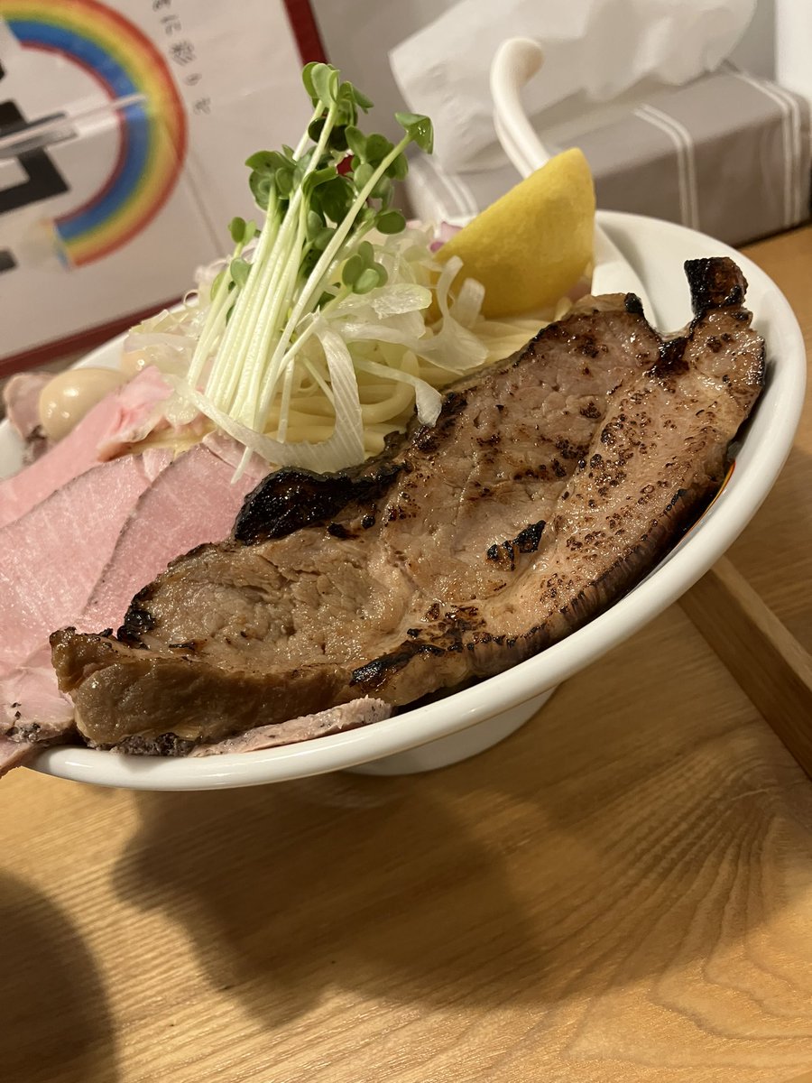 MKT42597248's tweet photo. 麺屋にじ丸
『にじ丸つけめん』麺マシ
レアチャ×2
ガリ

肉食べてる感抜群な焼豚としっとり鮮やかなレアチャに心底癒されつつ
ギュッと凝縮された鶏豚の旨味が口の中で残る濃厚つけ汁が絡む中太麺を心ゆくまですする…堪らん…
ガリとレモンで味変しつつ最後まで美味しく完食完飲

ご馳走様でした♪ https://t.co/NTlO6HEcXq