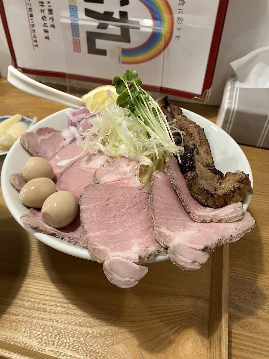 MKT42597248's tweet photo. 麺屋にじ丸
『にじ丸つけめん』麺マシ
レアチャ×2
ガリ

肉食べてる感抜群な焼豚としっとり鮮やかなレアチャに心底癒されつつ
ギュッと凝縮された鶏豚の旨味が口の中で残る濃厚つけ汁が絡む中太麺を心ゆくまですする…堪らん…
ガリとレモンで味変しつつ最後まで美味しく完食完飲

ご馳走様でした♪ https://t.co/NTlO6HEcXq