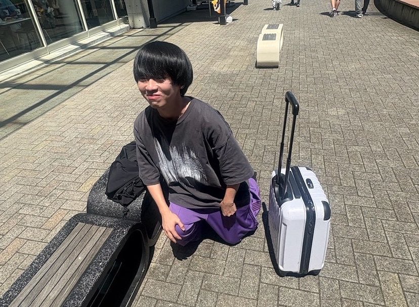 low_yuito's tweet photo. ポケパーク行ってきたんだけど、みんな遠方から来る中1番近い人間が1時間遅刻してしまい烈火タイルの上で焼き土下座させられた夢も希望もない俺の写真見て https://t.co/D09dIFLuQJ