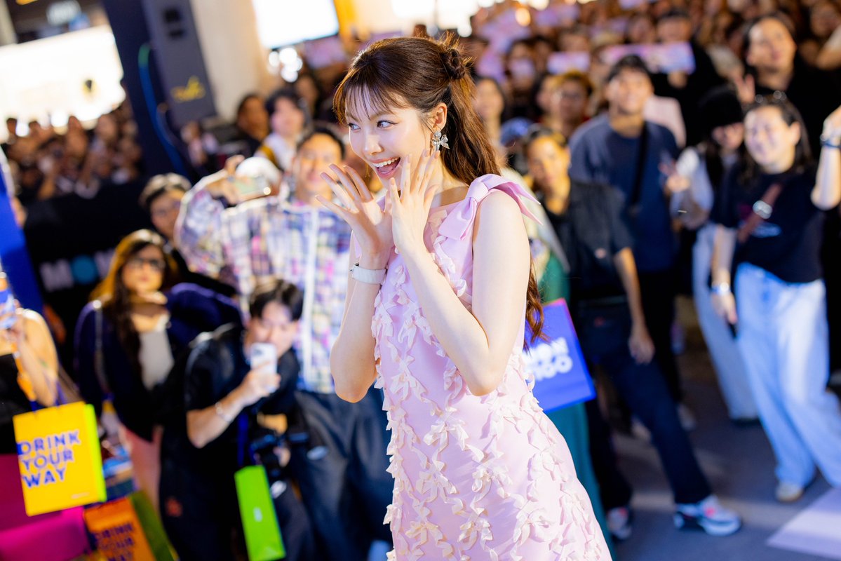 goKPOP's tweet photo. [🇲🇾] The energy was unreal 🔥 Look at the crowd for #Orm on Wednesday for Montigo's Drink Your Way Pop-Up event at Mid Valley ✨

#OrmXMontigoMalaysia #OrmKornnaphat #ออมกรณ์นภัส #getmontigo #DrinkYourWay #ORMinKL #ORMinMY https://t.co/UINfbUtvUd