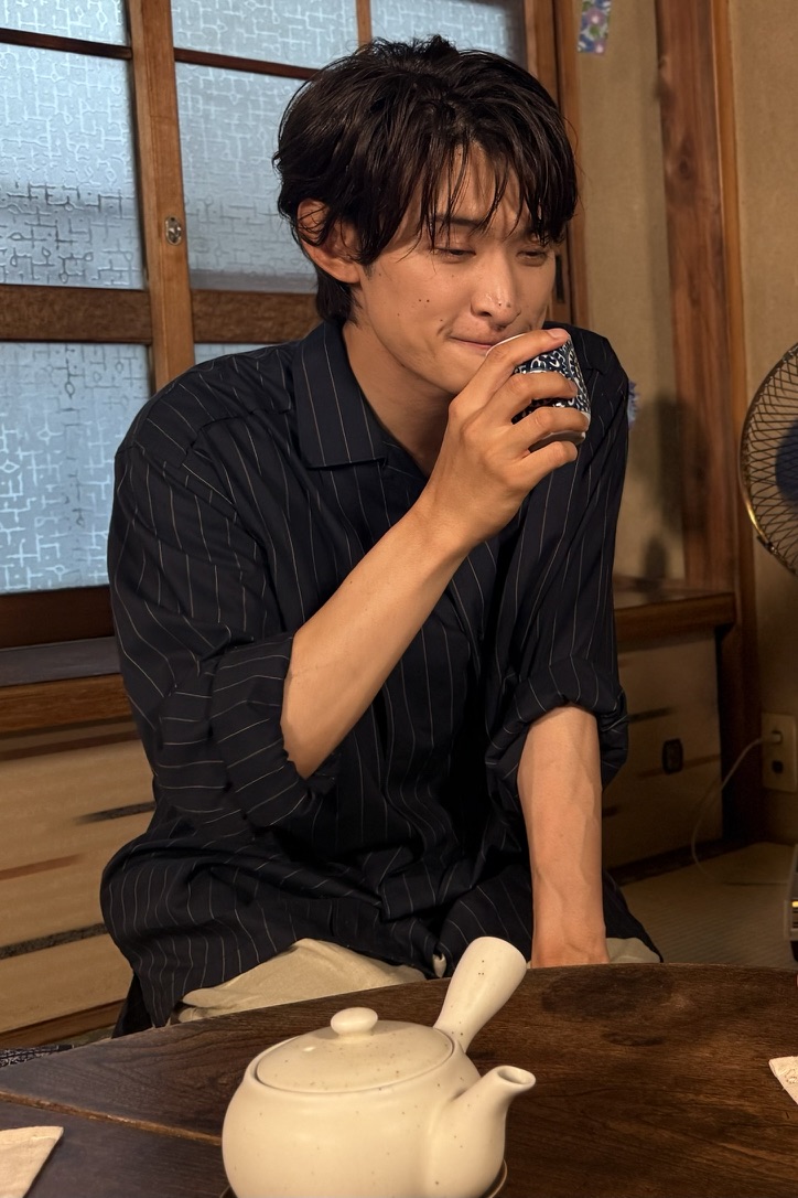 kantele's tweet photo. ＼いよいよ本日放送📺✨／

お茶でほっとひと息🍵
そして、うちわで涼む #向井康二 さん（Snow Man）🎐

収録の合間のオフショットをお届けします📸🧡

『プロは普段何選ぶ？ #もち屋のモチ』
今日 ひる2時57分～放送です‼️
※関西ローカル

TVerのお気に入り登録もぜひ🙌
https://t.co/YvcZSvRwy3 https://t.co/4tG1M9XCmo
