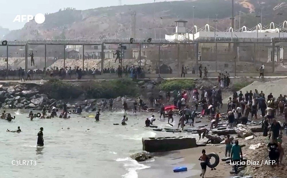 AFP's tweet photo. 🇪🇸 Around 60,000 migrants have crossed into Spain's Ceuta enclave from Morocco in the recent surge, the local regional president Juan Jesus Vivas told reporters on Friday. https://t.co/MUCbhk4lb3