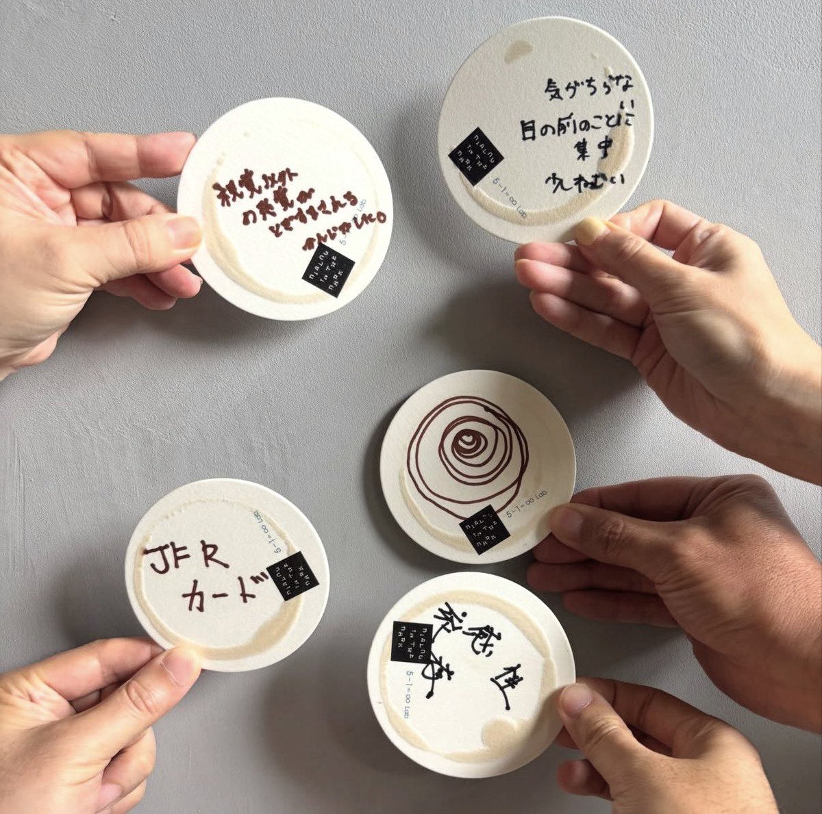 DialogintheDark's tweet photo. Dialog in the Dark 5-1＝∞ Lab.（ファイブワンラボ）

遠く赤道直下から届いた一粒の珈琲豆と、純度100％の暗闇で丁寧に出会う。80分かけて、一杯の珈琲をゆっくりと味わう「暗闇の茶話会」です。

視覚を手放すと、香りはより豊かに、音はより繊細に、人との会話はより深く響きます。

忙しい日常から少し離れ、自分自身の感覚を取り戻す究極の憩い。見えないからこそ、心が満たされる、静かで贅沢なひとときをお楽しみください。

🔻お申し込みは、
https://t.co/TDhwMTARpr

※写真は暗闇の中でそれぞれの方々が、
コースターに書かれた感想です。
ひとつと同じものはありません。
https://t.co/M6s1ei2cYB…