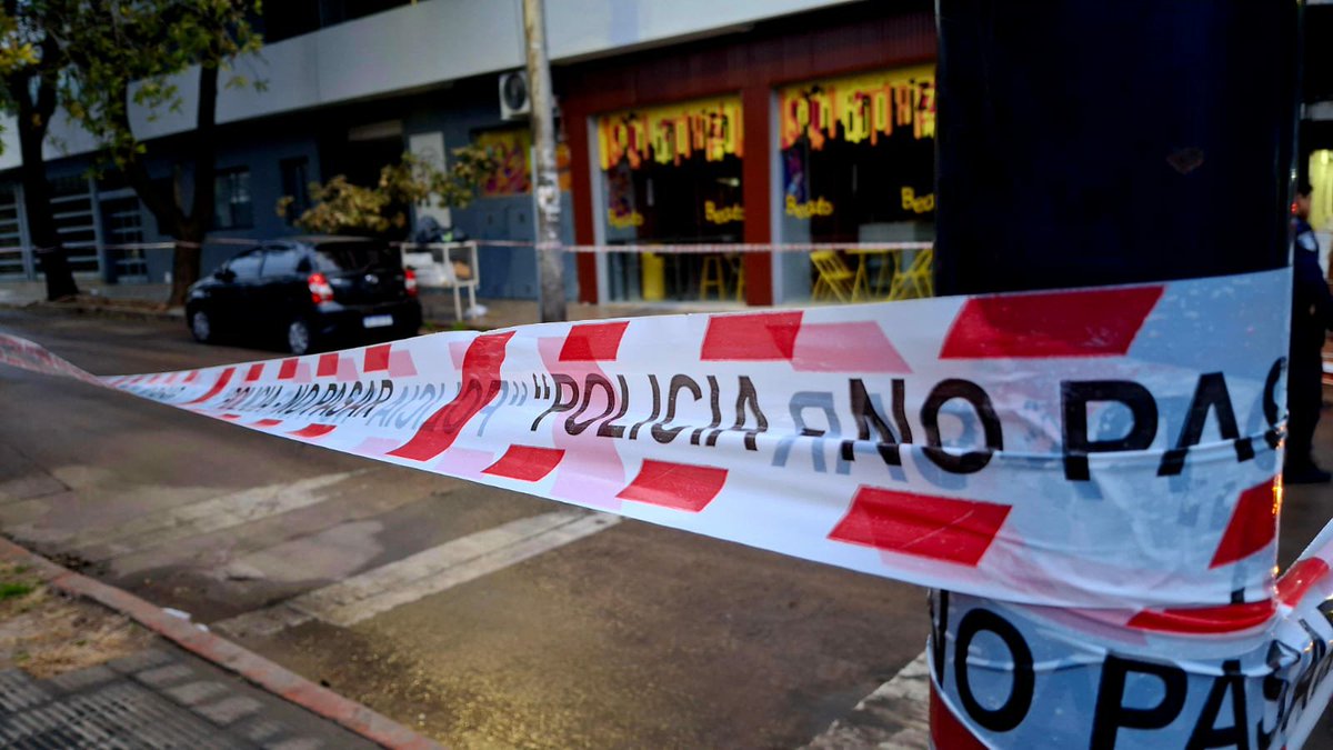leoguevara80's tweet photo. #ANTICIPO #INSEGURIDAD le pegaron dos tiros en las piernas para robarle 25 mil dólares en medio de la calle "tenia la plata en una mochila" Los delincuentes habían coordinado un encuentro anoche con su víctima en una esquina de barrio Alberdi. Movil @radiomitrecba. https://t.co/IoVpiDaTpX