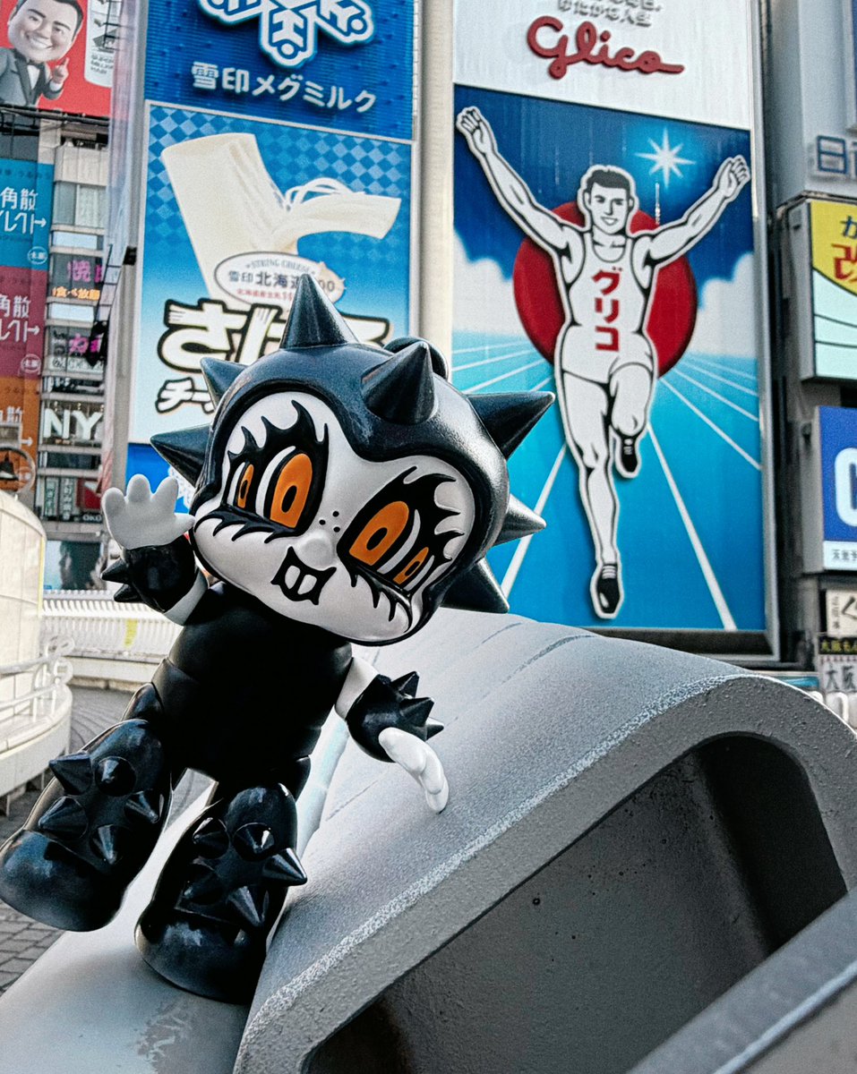 wearedeadyouth's tweet photo. 大阪にやっとこれたで〜🥳グリコ、たこやき、なんでやねん 🤤🇯🇵

🧡 Mecha Kawaii photos from one of our collectors at #WF2026S #WF2026夏 
Thanks for sharing! 

#arttoy #wearedeadyouth https://t.co/Wkpcj0e03a