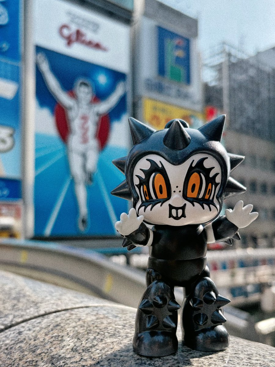 wearedeadyouth's tweet photo. 大阪にやっとこれたで〜🥳グリコ、たこやき、なんでやねん 🤤🇯🇵

🧡 Mecha Kawaii photos from one of our collectors at #WF2026S #WF2026夏 
Thanks for sharing! 

#arttoy #wearedeadyouth https://t.co/Wkpcj0e03a