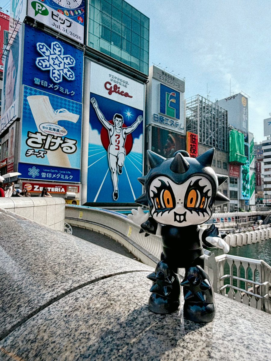 wearedeadyouth's tweet photo. 大阪にやっとこれたで〜🥳グリコ、たこやき、なんでやねん 🤤🇯🇵

🧡 Mecha Kawaii photos from one of our collectors at #WF2026S #WF2026夏 
Thanks for sharing! 

#arttoy #wearedeadyouth https://t.co/Wkpcj0e03a