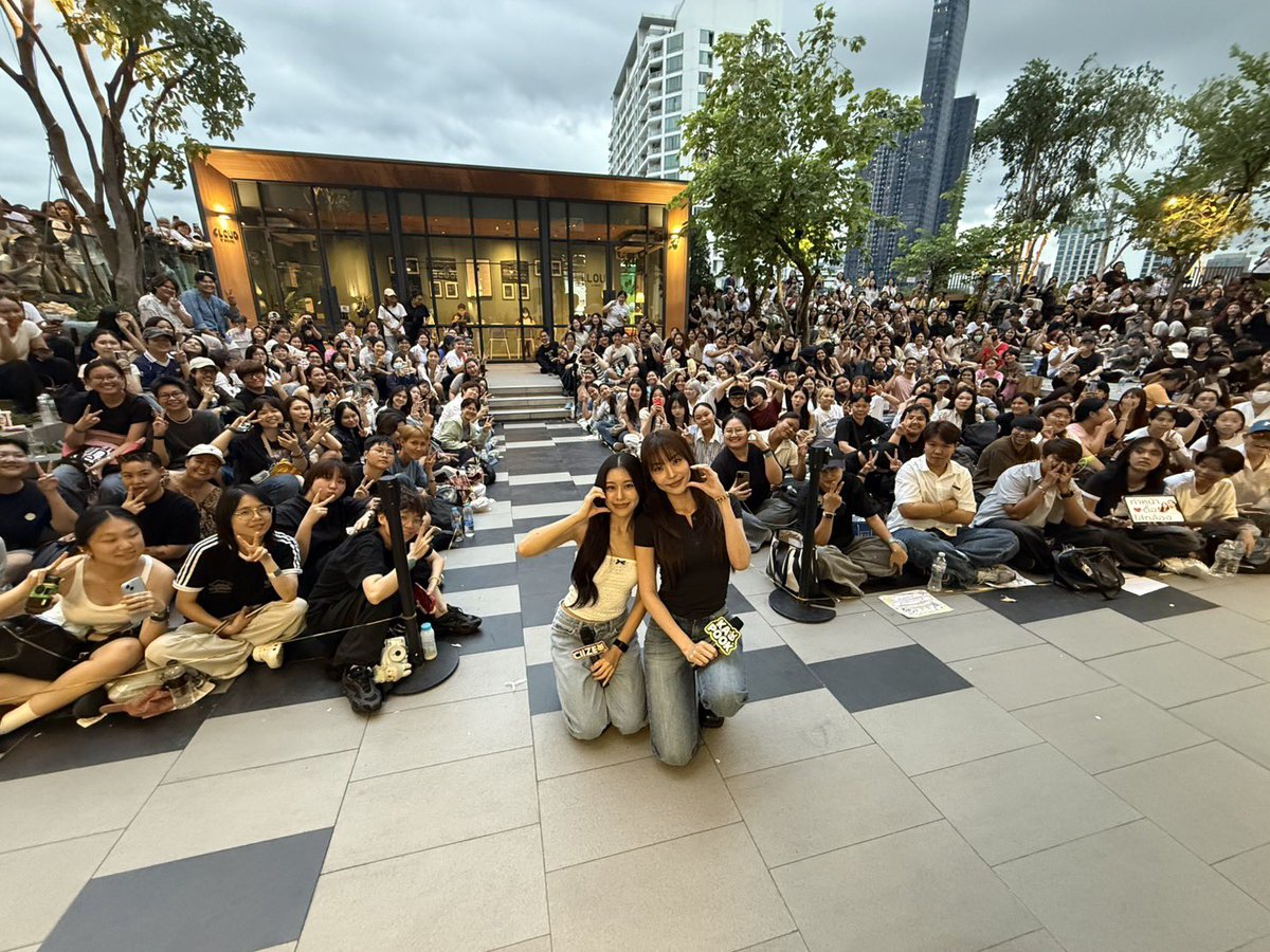 GmmtvShop's tweet photo. กระปุก-ไซซี ดีใจที่ได้เจอทุกคนในวันนี้นะคะ ขอบคุณทุกคนที่มาหาพวกเราน้า ไว้มาเจอกันอีกน้า

@kploynira @Ciize155cm

#งานมหกรรมนิยายนานาชาติ2026xKapookCiize
#GMMTV https://t.co/sSfVJTXCvV