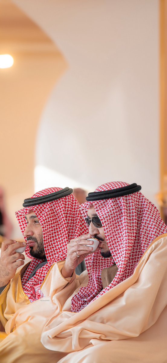 5aledzMBS's tweet photo. يا سلام اللّٰه على ملوك نجد الصامليـــن
و الملك سلمان يا اخو فهد و ابو فهــــد
بيض اللّٰه وجهك ويا عسى عمرك سنيـن 
و الشكر موصول لمحمدٍ ولي العهـــــد
#الملك_سلمان #محمد_بن_سلمان‌ 🇸🇦. https://t.co/7LczPZgOKU