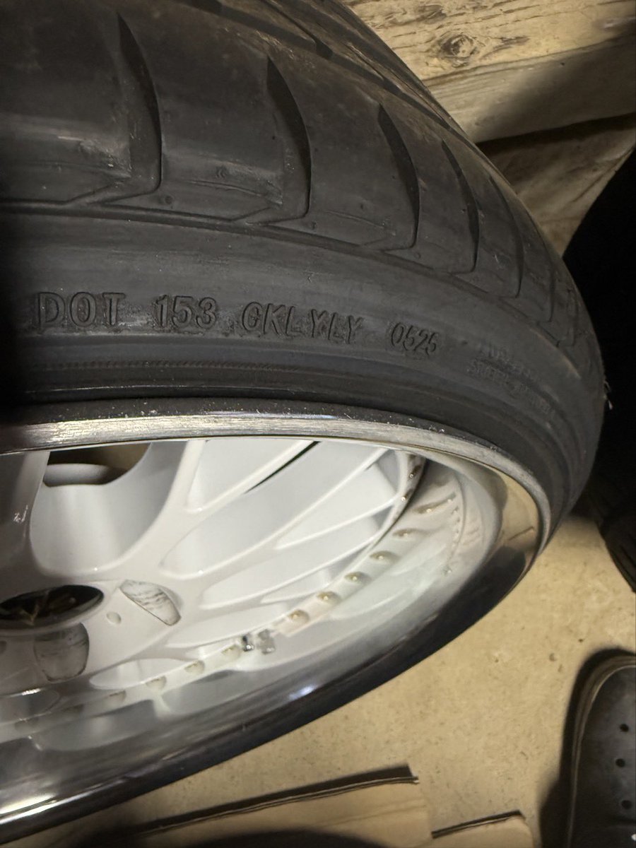 mall_0806's tweet photo. WORK VS XX
19inch9.5J+19 Aディスク
タイヤ サイレン 0525製が2本5125製が２本
ホイールリム1周フェンダーと戦った傷あります。
その他も傷あります。
写真で確認してください。
タイヤはバリ目ですが緩衝材程度だと思ってください。
4本で12万円誰か買ってくださーい🙇‍♀️ https://t.co/0sPOL0OW29