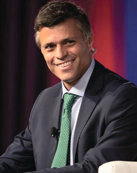 meridarebelde18's tweet photo. 🚨 ¡Y SIGUEN JODIENDO A LOS VENEZOLANOS!
Mientras el país se cae a pedazos, los nombres del "nuevo" CNE ya están negociados:
🔹 2 rectores para PJ
🔹 1 para VP
🔹 1 para Vente Vzla 
🔹 1 "independiente"
Otra vez Julio Borges y Leopoldo López maniobrando para repartirse el poder. https://t.co/7ITcUCS3vm