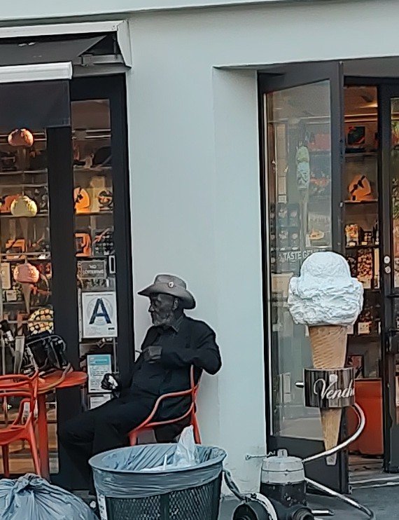 watergatesummer's tweet photo. #nyc #FridayVibes #FridayPhoto this amazing solitary man sitting in Greenwich Village looking so thoughtful,wise. https://t.co/7hgNIJHMJh
