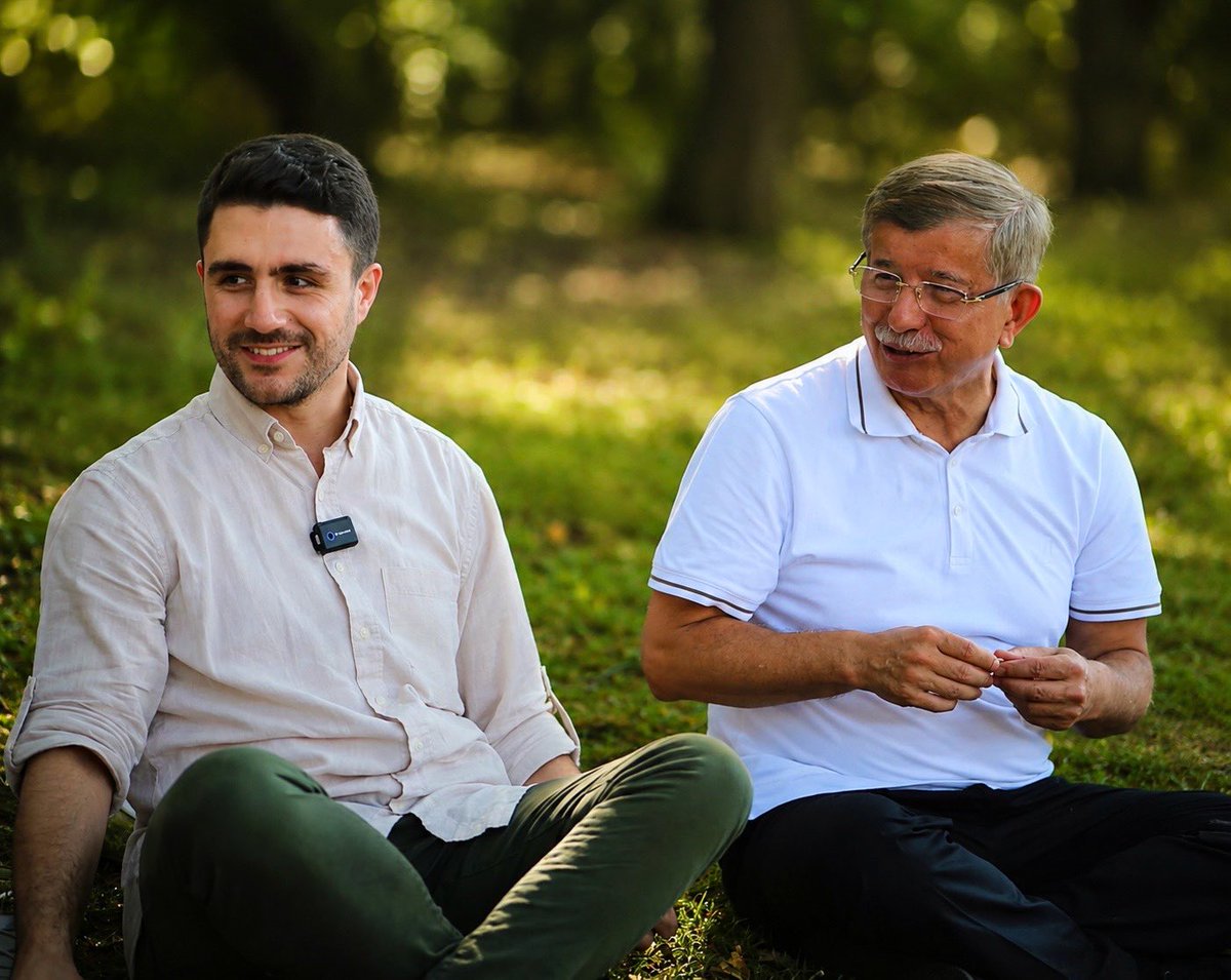 MstafaCakmakci's tweet photo. Yaklaşık yedi yıl önce, samimi bir inançla çıktığımız bu yolculuk; yapılan istişareler neticesinde Gelecek Partisi’nin hitama ermesiyle bir devri tamamlamış, inandığımız değerlere olan bağlılığımızı muhafaza ederek yeni bir safhaya ulaşmıştır.

Bu hikâyenin ilk gününden son gününe kadar; kurucusu, Yönetim Kurulu Üyesi, Gençlik Kolları Genel Başkanı ve Genel Başkan Yardımcısı olarak görevlerde bulunmak benim için daima büyük bir şeref olmuştur.

Bu vesileyle, kıymetli Hocam Sayın Ahmet Davutoğlu’nun yalnızca talebesi değil; aynı zamanda yakın bir yol arkadaşı ve refiki olabilmek, hayatım boyunca şerefle taşıyacağım en kıymetli hatıralarımdan biri olarak kalacaktır.

Türkiye’nin ve gönül coğrafyamızın dört bir yanında aynı ideale omuz verdiğimiz; nice dostlukların ve aziz hatıraların biriktiği bu yolculuğu daima izzetle yâd edeceğim.

Bu yürüyüşte samimiyetinden, inancından ve duruşundan taviz vermeyen tüm dava arkadaşlarıma gönülden teşekkür ediyorum.

Elbette mücadelenin farklı yolları ve vasıtaları vardır. Bazı yolculuklar vakti geldiğinde hitama erebilir; fakat memlekete duyulan sevda, millete karşı hissedilen mesuliyet ve uğruna emek verilen ideallerden beslenen mücadele hiçbir zaman son bulmaz.

Rabbim bizleri çıktığımız her yolda istikametten ayırmasın. Aldığımız kararların hayırlara vesile olmasını niyaz ediyorum.
