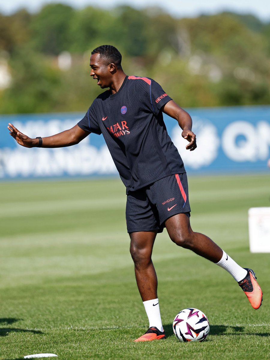 ActuFoot_'s tweet photo. 🚨 WILLIAN PACHO 🇪🇨 EST DE RETOUR À L’ENTRAÎNEMENT DU PSG ! 🔙❤️💙

📸 @PSG_inside https://t.co/t7ShottmyN