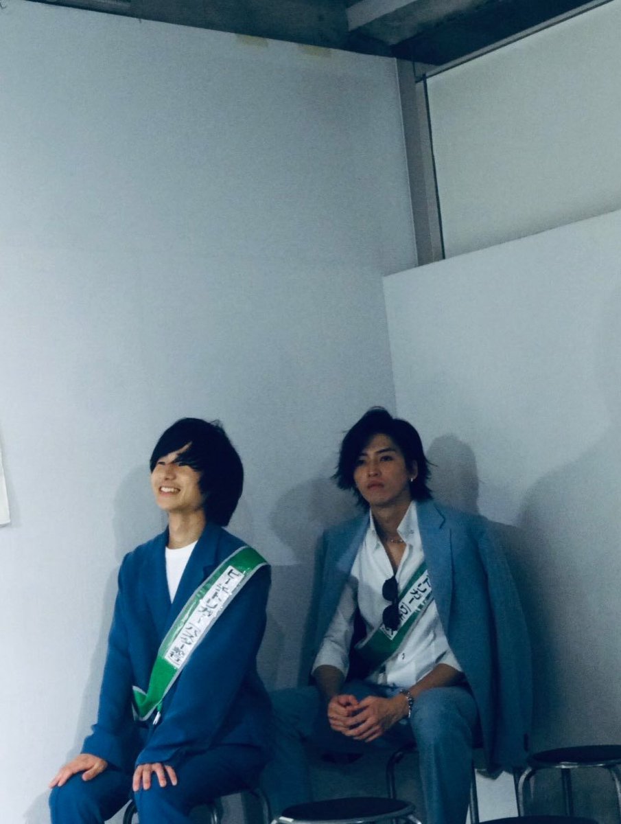 PeachRyosei's tweet photo. 第二回「道場ライブ」がありました！我々ピーチトリガー昇級ならず。三級維持！悔しすぎる！次こそは昇級します！
一枚目は落ち込みを隠すことができていない僕と純粋に同期のネタを楽しんでる可愛いゆっきーです☺️
第三回は我々Bチームが8/13
Aチームは8/6です！
＃タイタンの学校
#ピーチトリガー https://t.co/tMFrNoSUHt